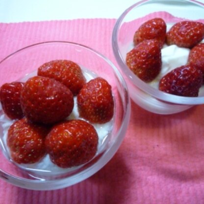 mimiさん、おはようございます♪　いちご大福がないので、昨日買ってきた苺で作りました＾＾　朝のヨーグルト美容と健康に最高です！(*^o^*)
